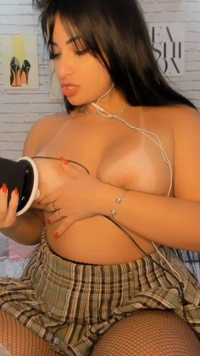 Snažan trenutak iz "Porn ASMR INTENZIVAN Seksi Latina lizanje ušiju ZVUKOVI SISA I MOKRE PIČKE"