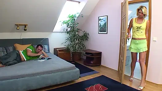 Tante girang rambut pirang dengan pantat montok memeknya dientot dan dicrot di toket