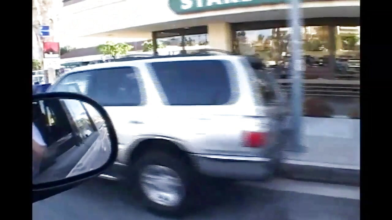 Dövmeli kaslı adam anal sikişiyor