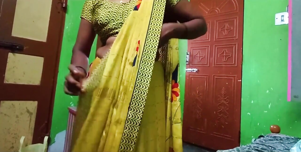 Ammu pokazuje velike sise i menja Saree