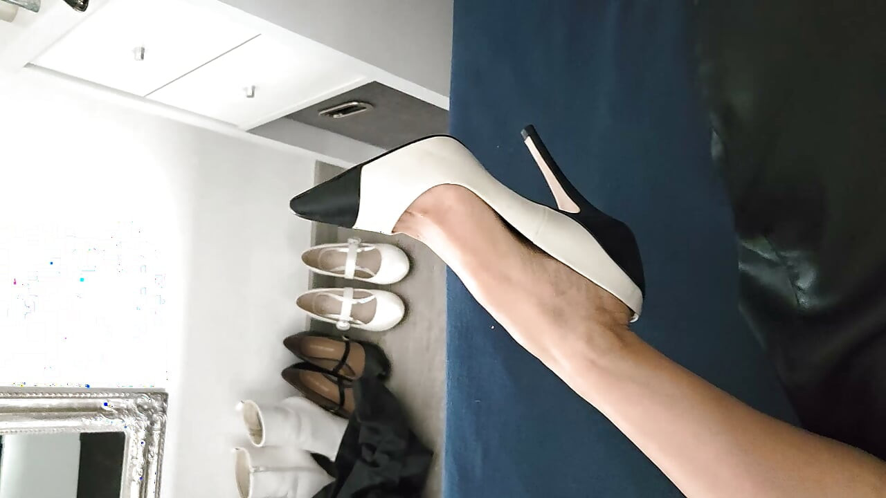 Casi tiraron sus tacones negros y blancos del 36
