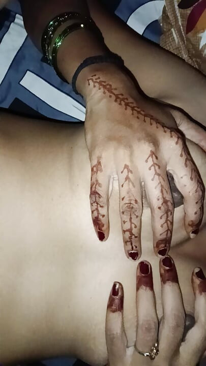 Meine heiße sexy Frau Jyoti spielt mit ihrer Muschi und fingert sich in den Arsch