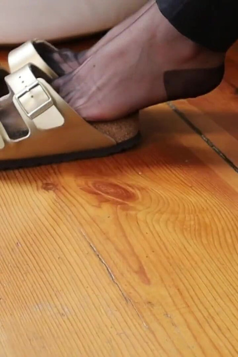 Minimalistic Nylon Moments - Dangling & Shoeplay