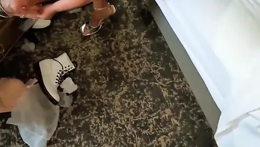 Aldatan evli kadın otel odasının her yerinde götten sikiliyor