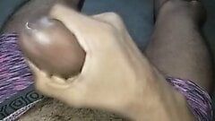 Masturbation d'une grosse bite
