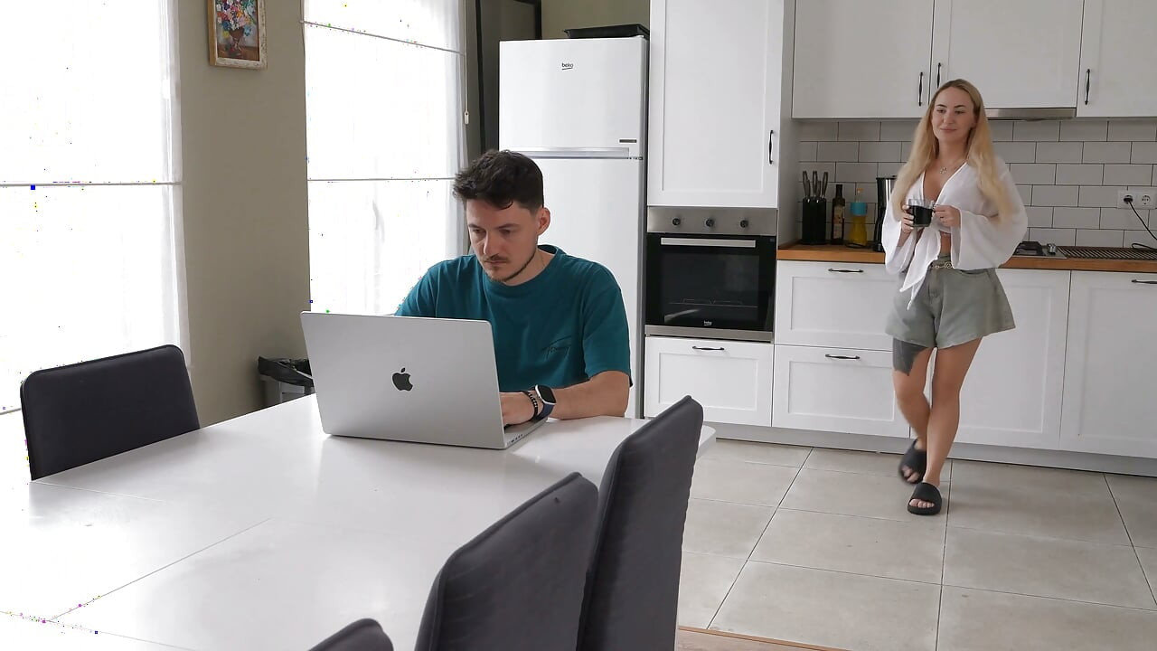 Encanador Não Conserta Nada e Fode Minha Esposa no Balcão da Cozinha