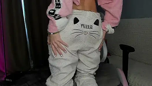 Gadis imut dengan piyama yang nyaman ini tau banget cara pemanasannya yang lebih baik