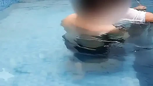 Ateşli bir çiftin yüzme havuzunda riskli eğlencesi.
