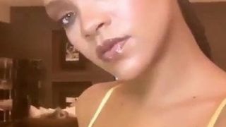 Rihanna, Selfie, zeigt ihr großes Dekolleté in einem BH