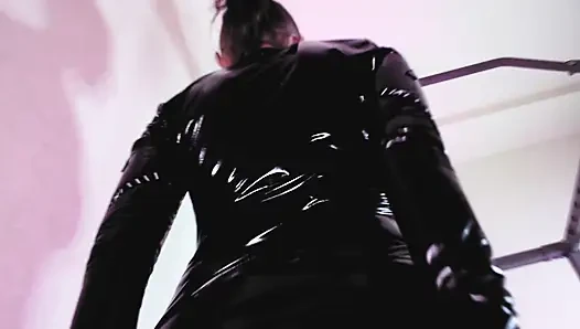 Eva latex heels femdom bdsm lagi asik muasin memeknya pakai sepatu hak tinggi - tante seksi dengan sepatu hak tinggi