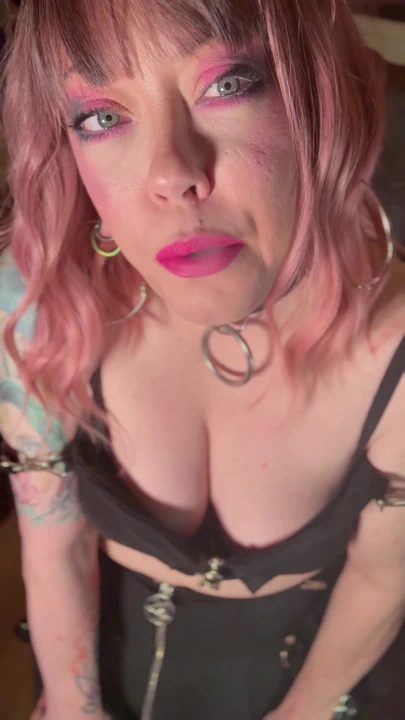 吸烟女王Tina Snua点燃了一支香烟并做了很多漂流和晃动 |剪辑 1