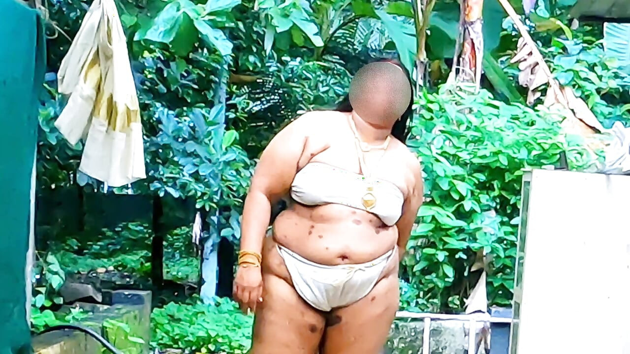 Unveiling in sexy body outdoor, Mallu MILF in traditional loincloth and bodice, showing her big ass and boobs