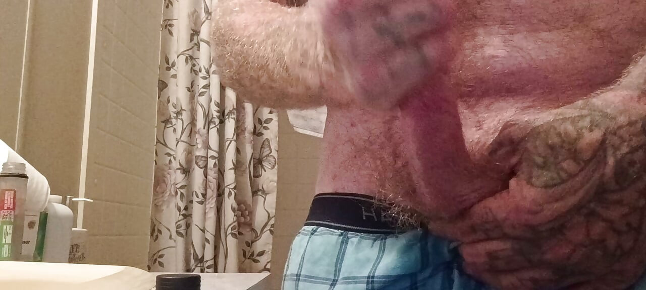 Tatuś potrzebuje małej dziewczynki, która patrzy, jak tatuś się wali na wideorozmowie, napisz do tatusia
