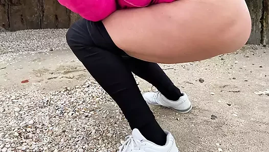 Gilf on seaside public peesing and sheak peek in the locker room