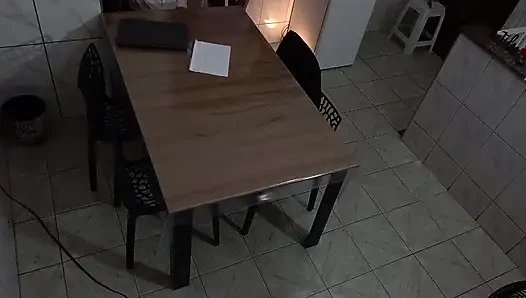Sekretärin wird im konferenzraum in den arsch gefickt.