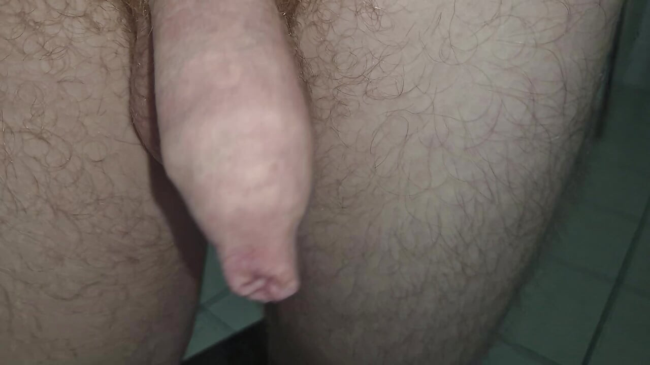 Gerakan lambat berjalan dengan kontol besar yang lembut yang belum dipotong
