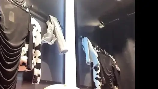 Soyunma odasında aşırı fışkırtma ve sikiş