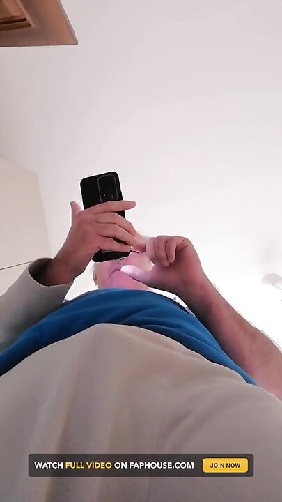 Ты слышишь, как моя рука дрочит по моему твёрдому, набухшему члену