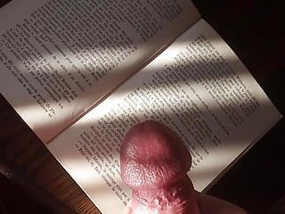 O șarjă uriașă de spermă pe o carte