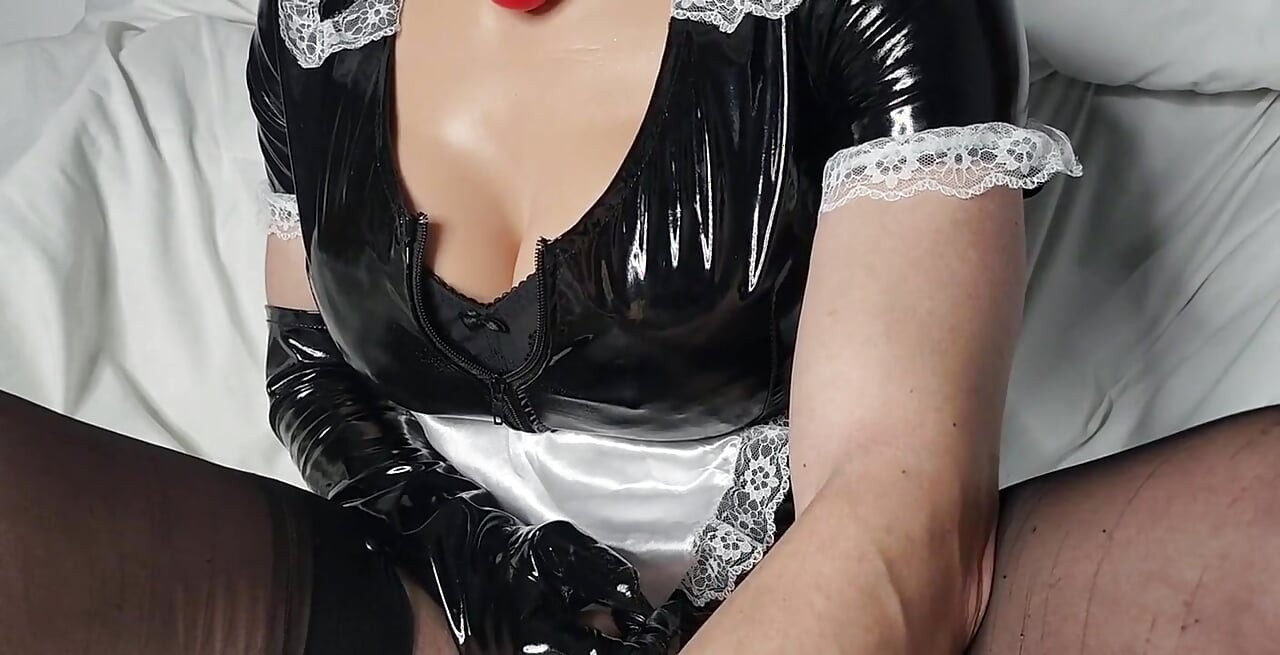 Sürtük pvc hizmetçi kıyafetiyle giyinmiş Jessica ev işlerini yapmaktan vazgeçiyor