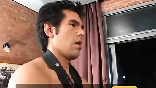 Pelacur terangsang berambut hitam dan budaknya