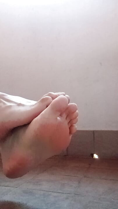 Nice feet with pronounced arches and curved fingers