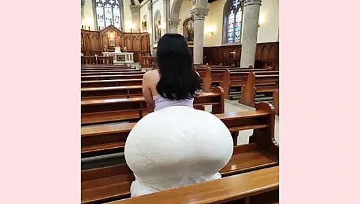 Kilise götü dua ediyor