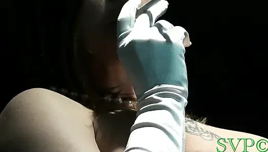 Stiefmutter behandelt stiefsohn mit weißem handschuh