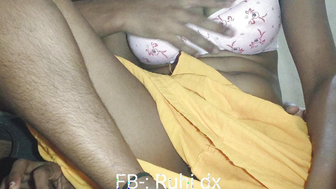Kapde badalte waqt apni bahen ko dekha aur usne bula ke sex kiya