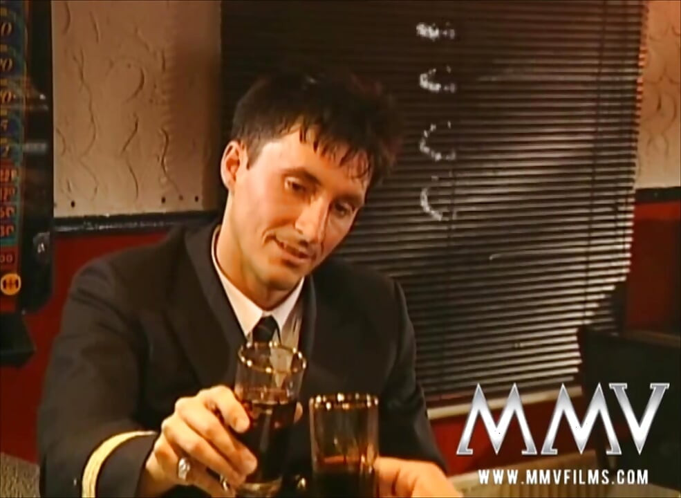 Brunette babe knepper i poolen