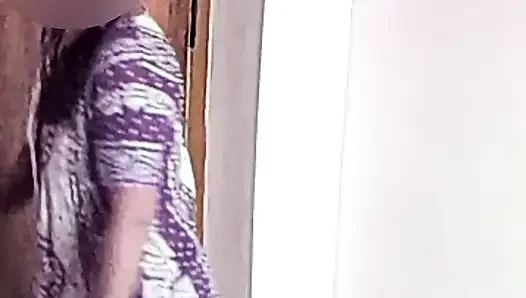 Cewek seksi india dengan toket besar lagi mandi dan ganti baju