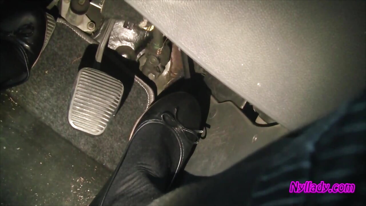 Nyllady Driving e Revving Her Bravo em Botas de Salto Alto e Black Ballet Flats