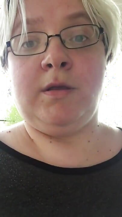 Femeie mare și țâțoasă se pregătește să iasă în aer liber cu expunere în aer liber