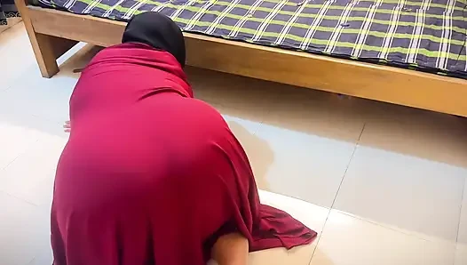 Ateşli teyze Arap otelde hizmetçilik yapmaya çalışırken yatağın altında sıkıştı ve büyük götünü soyunuyor