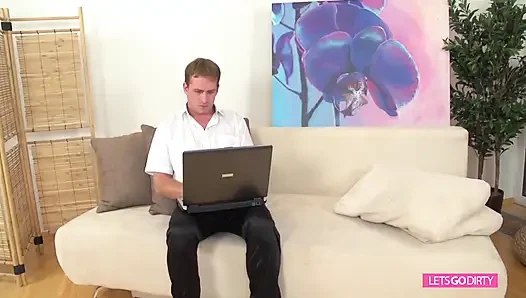 Blonde reife schlampe von einem jungen typ auf der couch hart gefickt