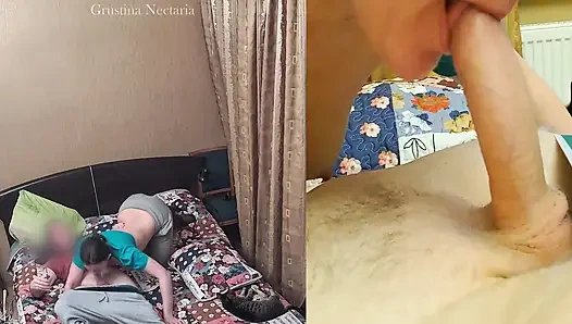 Спонтанный минет настоящей русской пары в спальне, снятый на две камеры