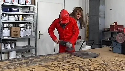 Büyük memeli esmer Alman kaltak atölyede götten sikiliyor