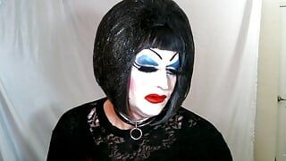 Heavy Makeup sissy Slut raucht und spricht schmutzig