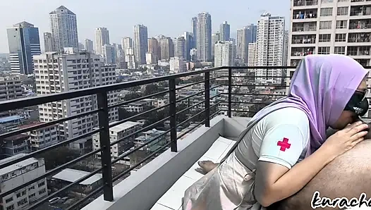 Неверная медсестра в хиджабе делает минет сводной сестре на балконе больницы