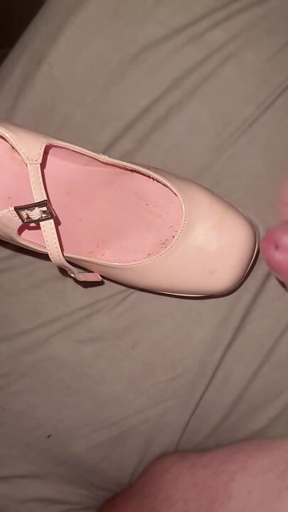 Xuất tinh trên giày cao gót màu hồng