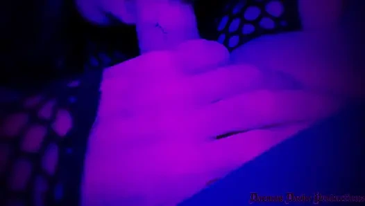 Istri hot lagi asik muasin memek & itilnya pakai mainan seks hitachi wand & ngentot kontol itu