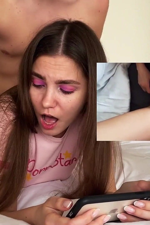 J'ai commencé à baiser ma demi-sœur pute pendant qu'elle regardait du porno et éjaculait dans sa bouche