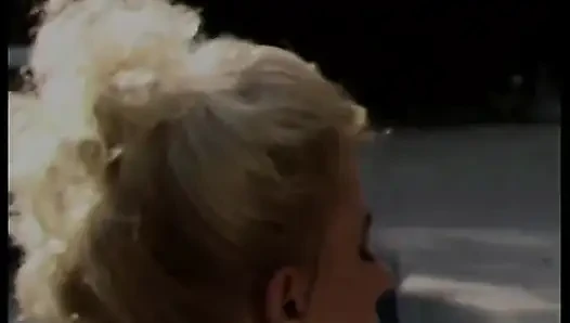 Güzel sıkı sarışın hatun sakso çekiyor ve sert bir yarak alıyor ve havuz kenarında yüze boşalma