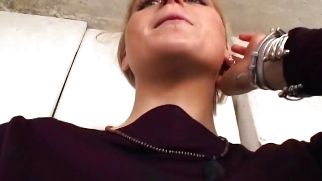 金髮女郎在地下室洗衣房騎硬屌