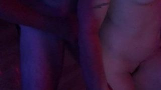 Milf swinger op swingfeestje streelt pik