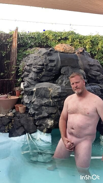 Seksi golotinja kraj bazena