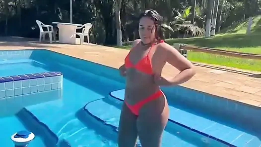 Я осуществил свою мечту, я плавал голым в бассейне у соседа, а потом дал ему свою горячую киску