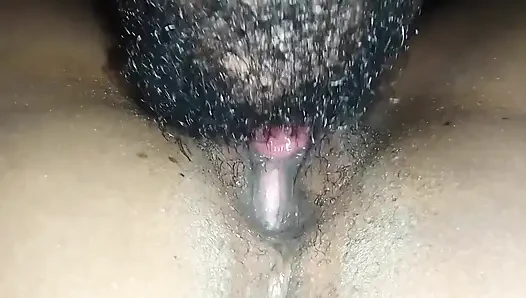 Amımı ve götümü yalıyor ve bana anal dölleme yapıyor