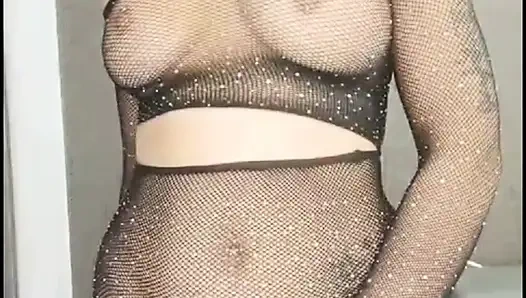 Турецкая девушка-брюнетка ублажила себя вибратором