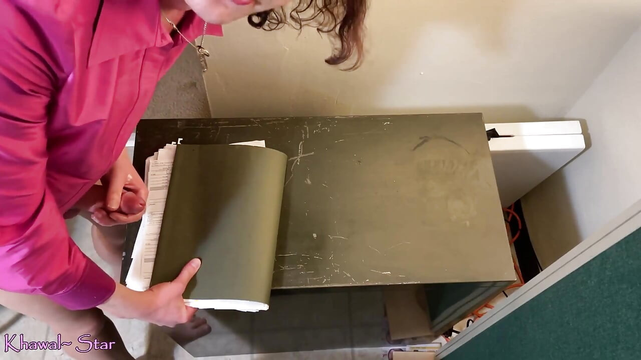 办公室荡妇 Khawal 在文件室抚摸鸡巴